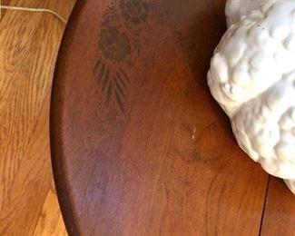 Detail on both of the drop leaves