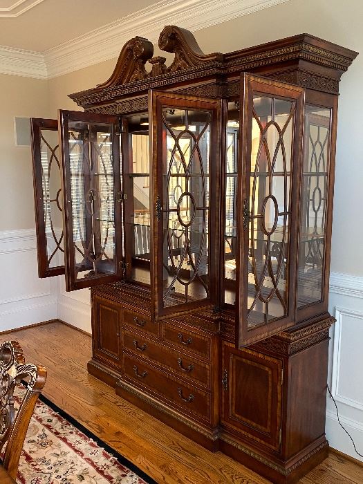 China cabinet. Perfect condition 