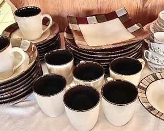 Excellent large set of Phaltzgraff China set