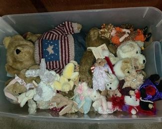 Assorted Boyd's Bears & Accessories