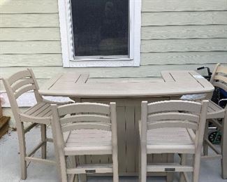 Outdoor bar and 4 bar stools