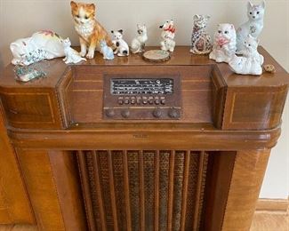 Antique Philco Radio, not working. Great Project! Kitten and Cat figures.