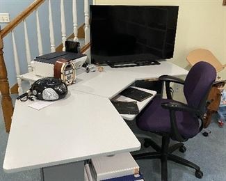 Corner Desk with Pull Out Keyboard Tray