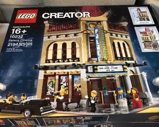 LEGO # 10232 "Palace Cinema" has been taken apart and sealed in the box. The following photos show it in a completed state.