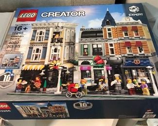 LEGO #10255 "Assembly Square" - has been taken apart and sealed in the box. The following photos show it in a completed state.