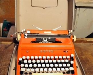 Royal Quiet De Luxe Manual Typewriter With Carrying Case