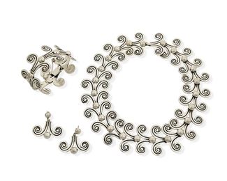 335
A Suite Of Melesio Villarreal Silver Jewelry
Fourth-Quarter 20th Century
Each stamped: Melesio Villarreal / Sterling / 5101; Further stamped: Taxco / TR-11 [necklace and earrings] / 950 [bracelet]
Comprising a set designed with incised silver arabesques and ball spacer motifs, consisting of an articulated link necklace (18.5" L x 1.625" H), a hinged link bracelet with clasp closure and chain guard (6.5" inner C), and a pair of post-back earrings (1.5" L)

4 pieces
293.4 grams gross
Estimate: $300 - $400