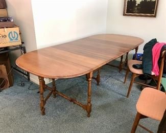 Large drop-leaf table w/ 4 extra leaves!