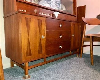 Beautiful Mid Century china cabinet: Distinctive Furniture by Stanley
