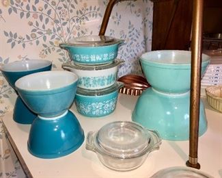 Several pieces of vintage Pyrex