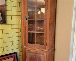 Corner cabinet