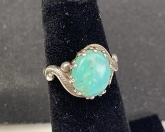 For your consideration is this Vintage 925 Silver Ring w/ Turquoise Stone