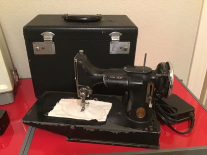 Singer Featherweight Sewing Machine with Case 