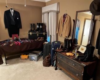NICE ANTIQUE LOW CHEST OF DRAWERS AND MIRROR.