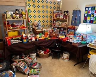 FUN KID'S ROOM WITH VINTAGE FISHER PRICE, PLAYSKOOL, STAR WARS, LEGO, AND SNOOPY! A QUILT MAKES A ROOM!