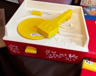 I HAD ONE OF THESE GROWING UP! I LISTENED TO SO MANY DISNEY RECORDS!
