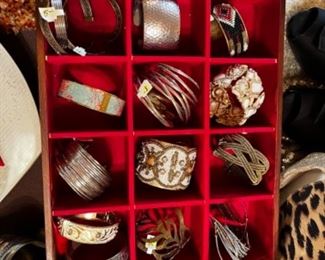 COSTUME JEWELRY INCLUDING LILLY PULITZER.