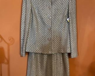 ST JOHN'S 2 PIECE. CLASSY!