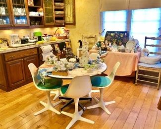 Mid-Century Modern Burke Tulip Dining Table 4 Chairs Set 1960s Saarinen Style