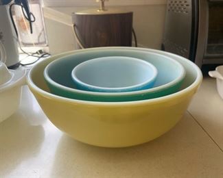Vintage Pyrex Mixing Bowl Set