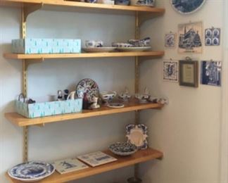 Small assortment of collectible blue & white Delftware