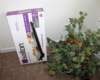 Salton cordless hot tray, basket with artifical grapes / greenery