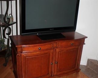 Lot 13 - Nichols & Stone TV Console + TV / Electronics