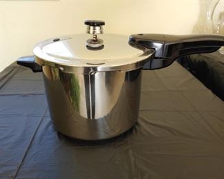 Stove Top Presto Pressure Cooker - excellent condition