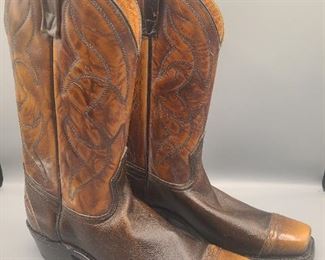 Men's two-tone square toe ACME leather cowboy boots
Size 9.5