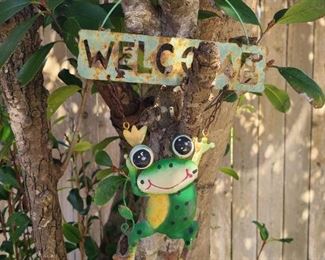 Welcome metal frog outside decor