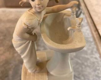 Lladro Clean Up Time Figurine