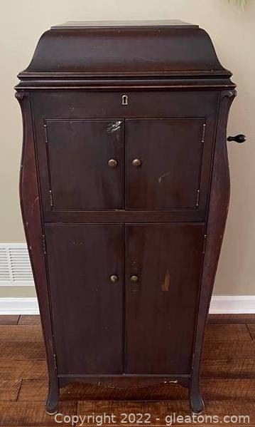 Victoria Victor Talking Machine Includes Very Nice Collection of Vinyl