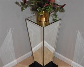 Mirrored pedestal