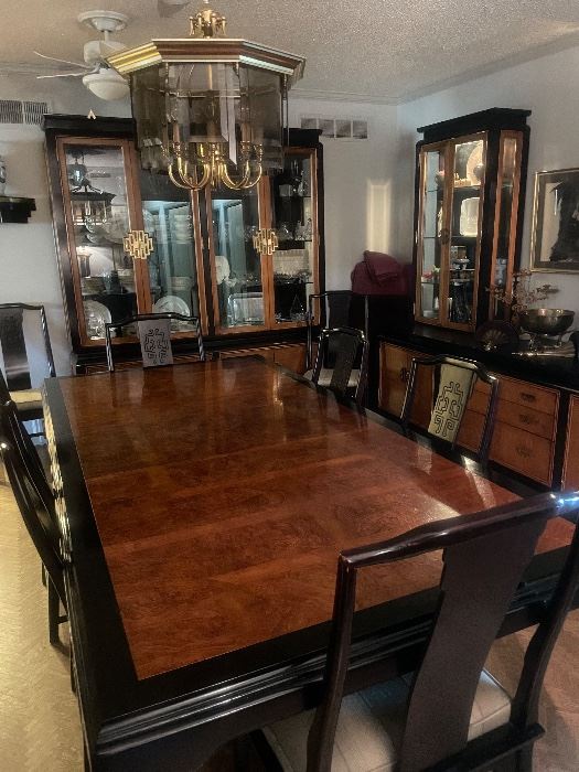 Wonderful dining table and chairs
Table has 2 leaves and protective. Pads