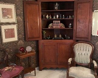 Antique American corner cabinet. Such a pretty piece 