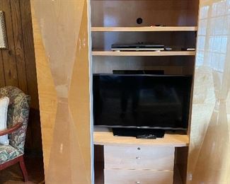 This cabinet is so pretty 