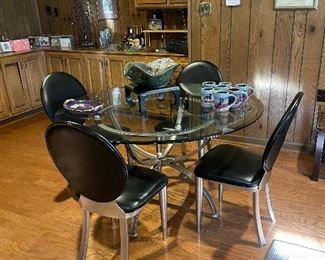 Super nice dinette set and chairs. Excellent condition 