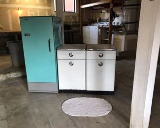 Retro 1950’s cabinets & 60’s fridge ( needs Freon charge