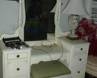 Dressing table w/mirror & stool