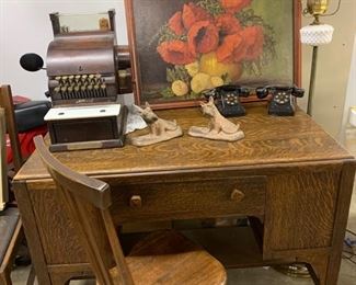 Very Nice Rare Oak desk with side Displays {firm}