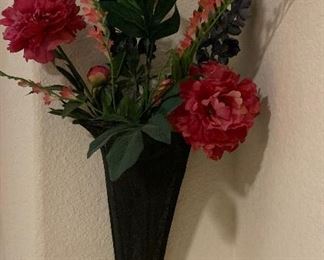 Metal Mesh Wall Vase w Floral