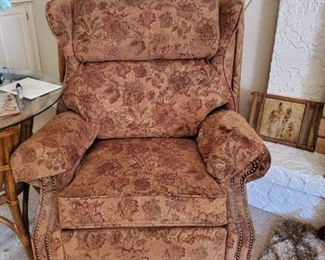 There's two recliner chairs in mint condition. 