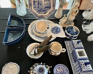 Blue and white dinnerware, serving pieces. 