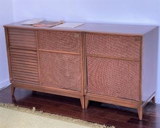 Pilot 1090-A Vintage Tube Stereo Console Unit 690-A Preamp/FM Stereo Tuner Garrard RC88/4 Turntable Pilot SA-232 Amp EL84 Amplifier Jensen 41-77D Jensen P15P Special Design C-1090 Main Unit: 34x40x18in Speaker: 34x25.25x18in HxWxD