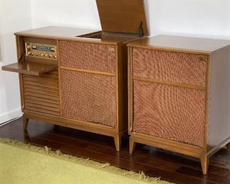 Pilot 1090-A Vintage Tube Stereo Console Unit 690-A Preamp/FM Stereo Tuner Garrard RC88/4 Turntable Pilot SA-232 Amp EL84 Amplifier Jensen 41-77D Jensen P15P Special Design C-1090 Main Unit: 34x40x18in Speaker: 34x25.25x18in HxWxD