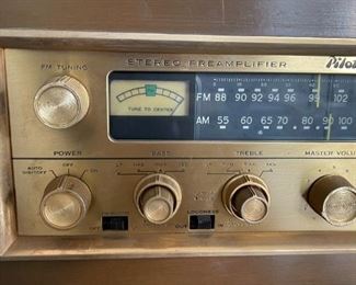 Pilot 1090-A Vintage Tube Stereo Console Unit 690-A Preamp/FM Stereo Tuner Garrard RC88/4 Turntable Pilot SA-232 Amp EL84 Amplifier Jensen 41-77D Jensen P15P Special Design C-1090 Main Unit: 34x40x18in Speaker: 34x25.25x18in HxWxD