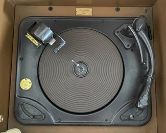 Pilot 1090-A Vintage Tube Stereo Console Unit 690-A Preamp/FM Stereo Tuner Garrard RC88/4 Turntable Pilot SA-232 Amp EL84 Amplifier Jensen 41-77D Jensen P15P Special Design C-1090 Main Unit: 34x40x18in Speaker: 34x25.25x18in HxWxD