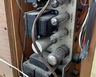 Pilot 1090-A Vintage Tube Stereo Console Unit 690-A Preamp/FM Stereo Tuner Garrard RC88/4 Turntable Pilot SA-232 Amp EL84 Amplifier Jensen 41-77D Jensen P15P Special Design C-1090 Main Unit: 34x40x18in Speaker: 34x25.25x18in HxWxD