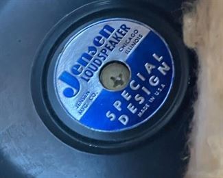 Pilot 1090-A Vintage Tube Stereo Console Unit 690-A Preamp/FM Stereo Tuner Garrard RC88/4 Turntable Pilot SA-232 Amp EL84 Amplifier Jensen 41-77D Jensen P15P Special Design C-1090 Main Unit: 34x40x18in Speaker: 34x25.25x18in HxWxD