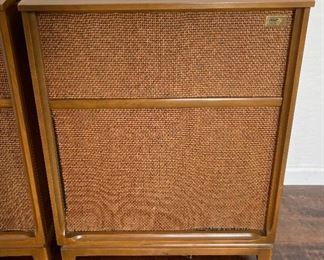 Pilot 1090-A Vintage Tube Stereo Console Unit 690-A Preamp/FM Stereo Tuner Garrard RC88/4 Turntable Pilot SA-232 Amp EL84 Amplifier Jensen 41-77D Jensen P15P Special Design C-1090 Main Unit: 34x40x18in Speaker: 34x25.25x18in HxWxD